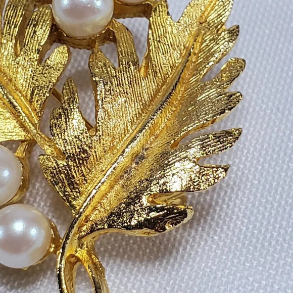 Vintage Dubarry Fifth Ave Brooch Gold Tone Pin Faux Pearl Leaf Signed DBA - Picture 7 of 7